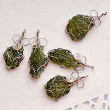 Load image into Gallery viewer, Moldavite Stone Energy Necklace